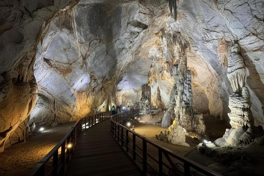 Khu vực hang bộ tại động Phong Nha